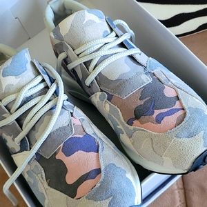 Steve Madden camo sneakers size 10